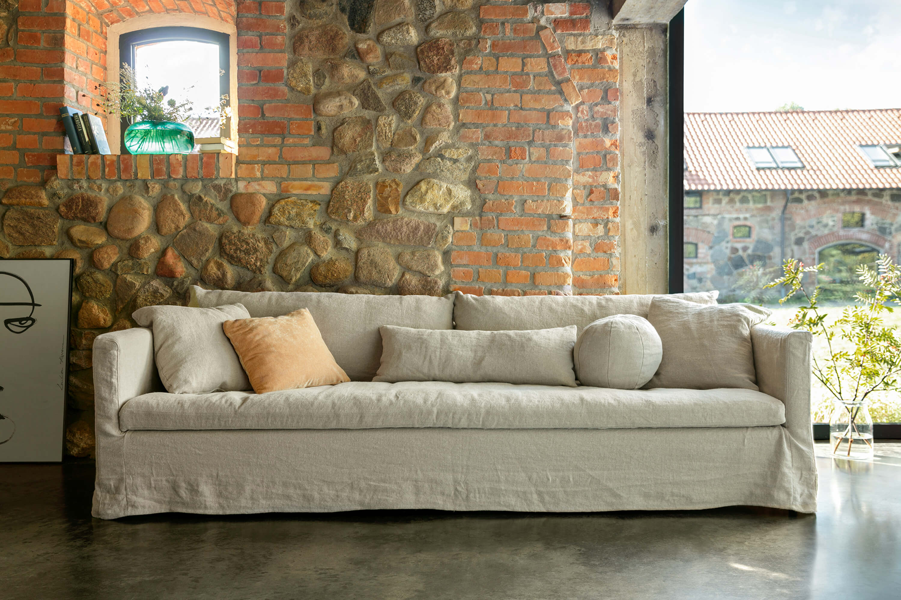 Sits Lill sofa med aftageligt betræk og puder i stoffet Linen L700 2 Flax i stuen.