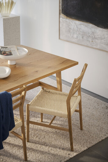 121182-123010_b_mb_HARLAN_chair_and_armchair_in_solid_Plainfield_table_in_oak_02