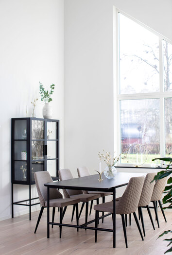 Flair-Beige-Tyg.Stol-Cane-Matbord-Miljobild