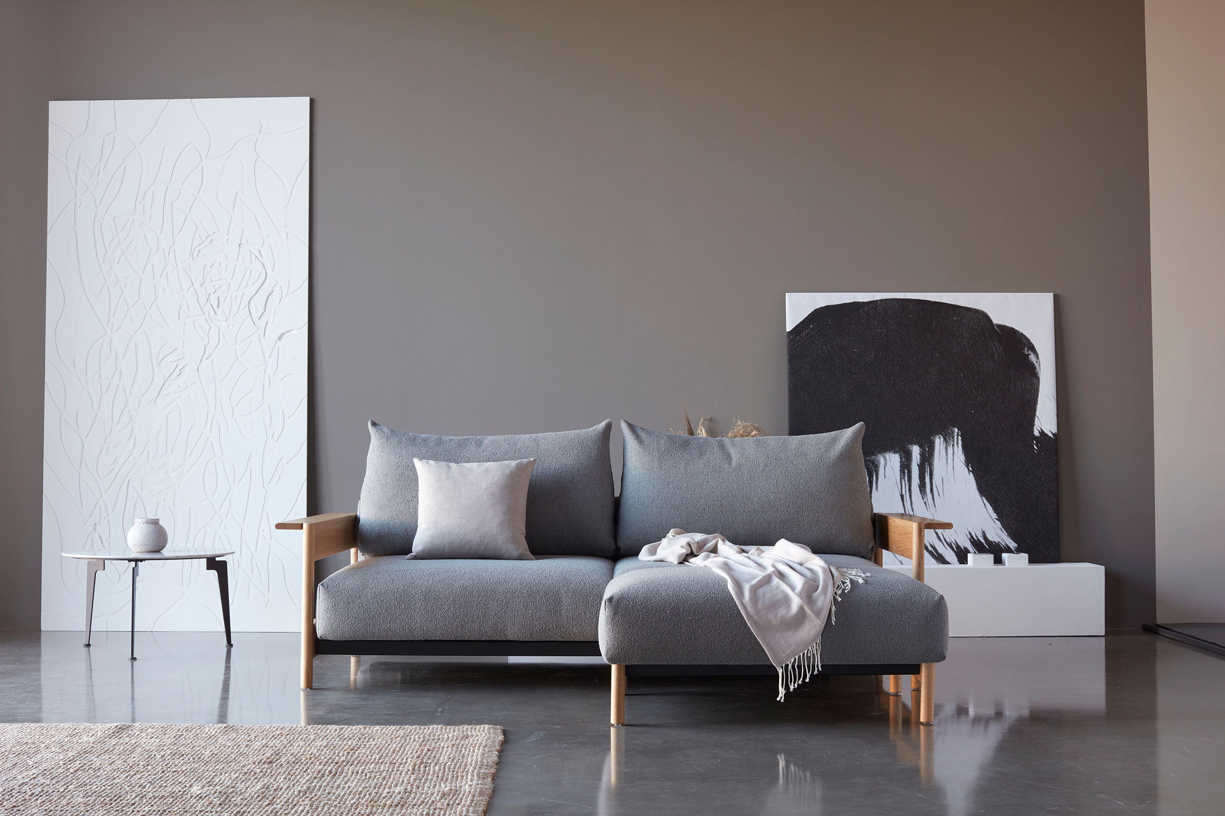 Malloy-Wood-Fotpall-Tyg-533-Bouclé-Ash-Grey-Miljöbild_02