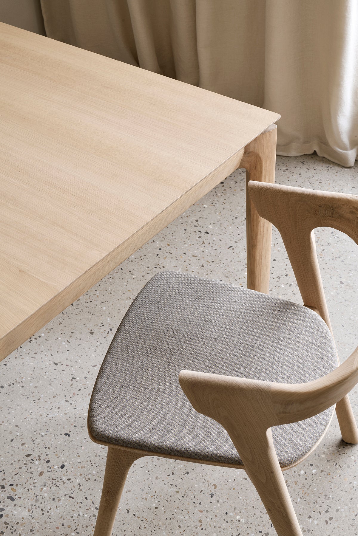 Bok-Stol-Ek-Tyg-Warm-Grey-Detalj