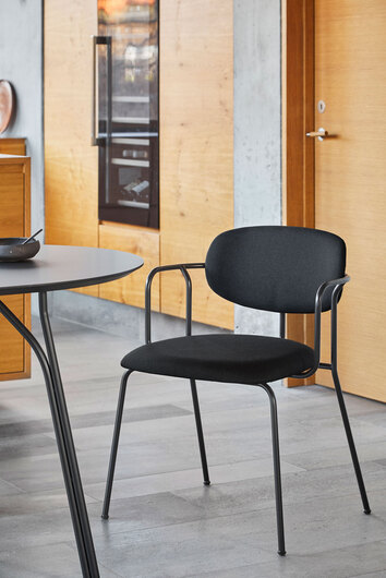 Frame-Karmstol-Black-Miljobild_1