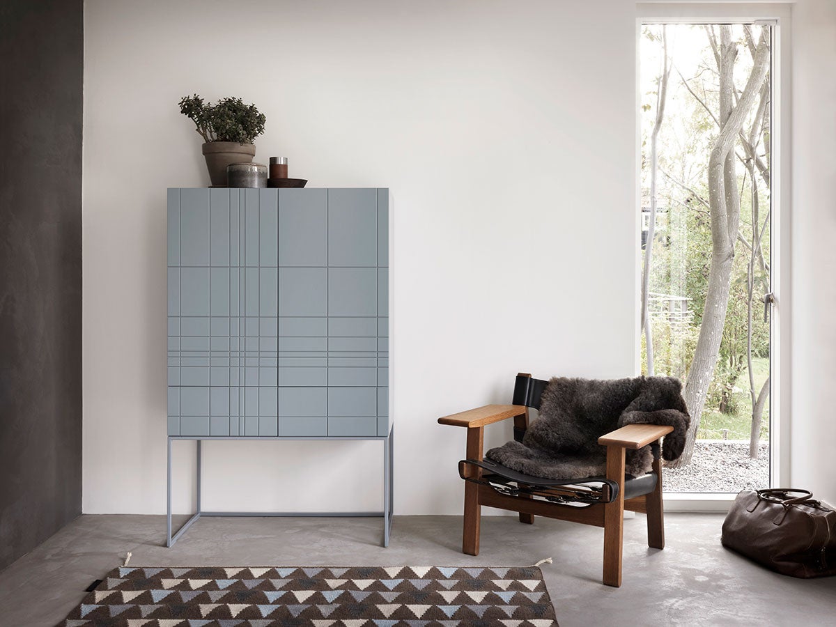 Kilt Light 90 skab i farven 44 Nordic Blue mod en hvid væg i en stue