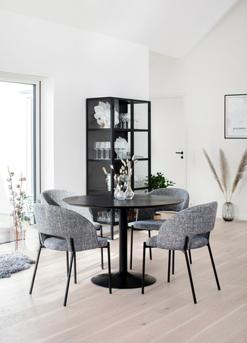 Miles-svart-med-Gap-gra-tyg-miljo-liten-Indy-Vitrin-webrez