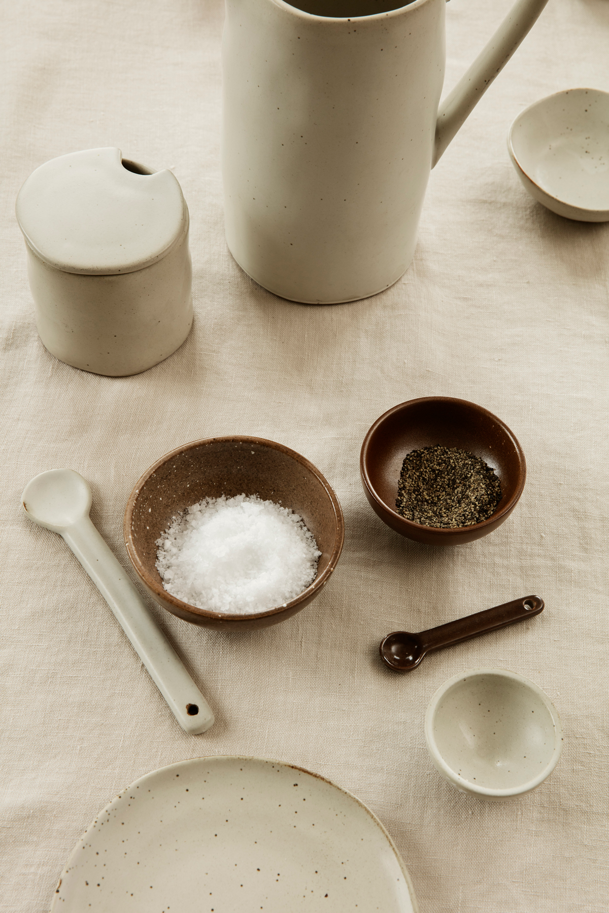 fermLIVING-AW21-FlowWhiteSpeckle-PetiteBowlsSetOf3-PetiteSaltSet-image