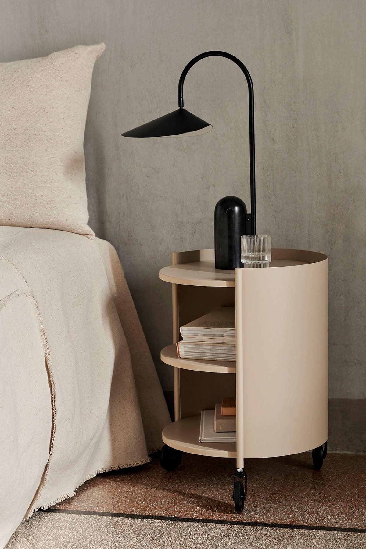 Ferm-Living-Arum-Bordslampa-Black-Miljo