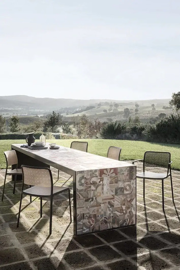 Audrey-Karm-Svart-Svart-Stol-Svart-Sand-Miljo01