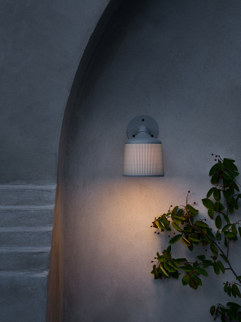 Vipp551_outdoor-wall-spot-grey-lifestyle04