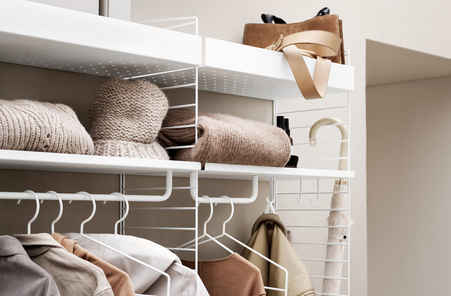 Kat-Garderob-String.jpg Kat-Garderob-String.jpg