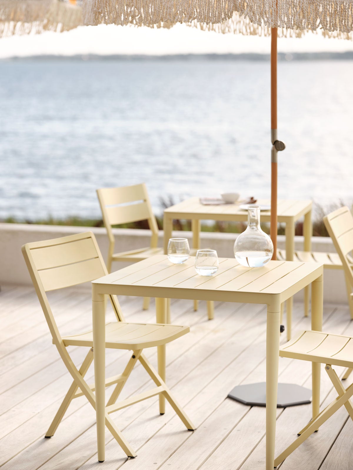 Brafab-Bigby-Matbord-76x76-Gul-Miljo.jpg