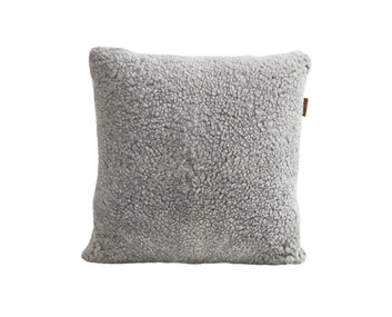 Alice-Farskinnsskudde-50x50-Granit