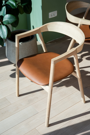 muna-chair-oak-white-dakar-leather-turf-light-4