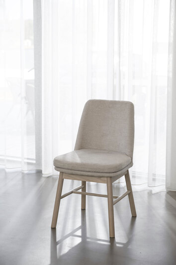 Amesbury-Stol-Ljusbeige-Vitpigm-Miljo