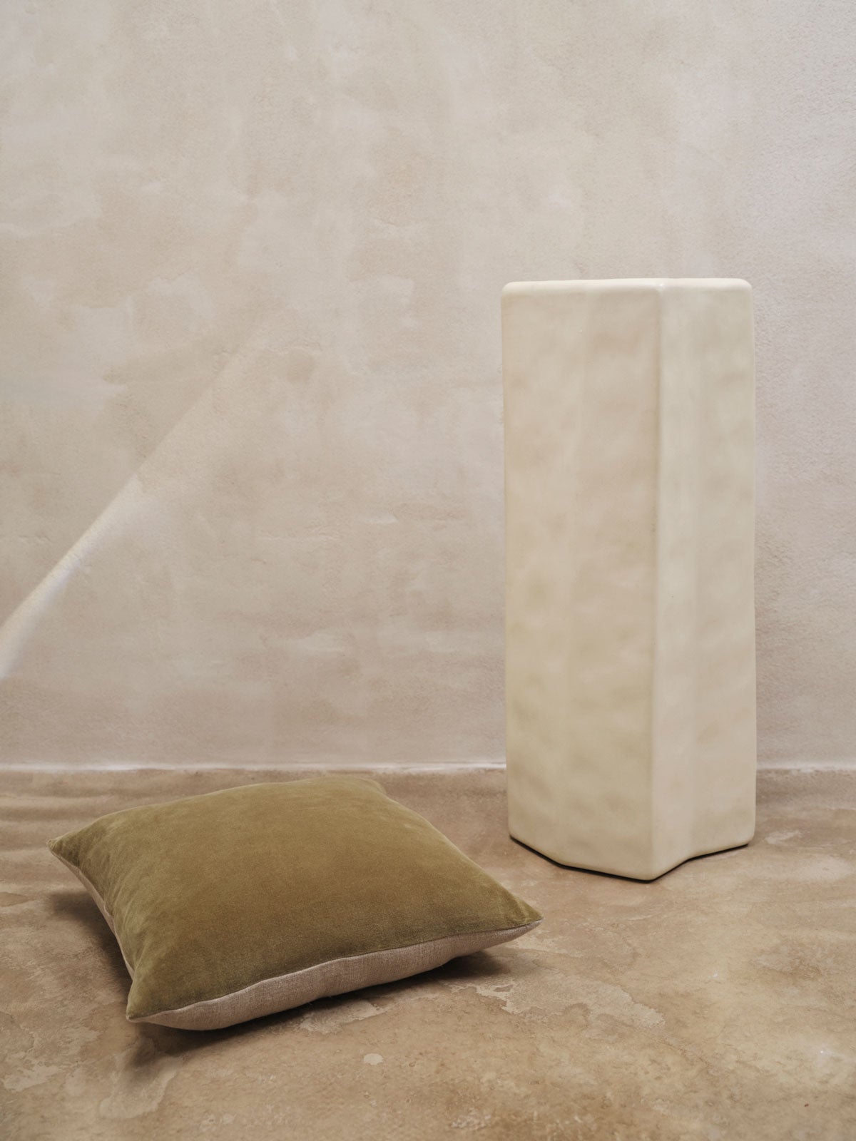 Ferm-Living-Senti-Kudde-Khaki-Miljo