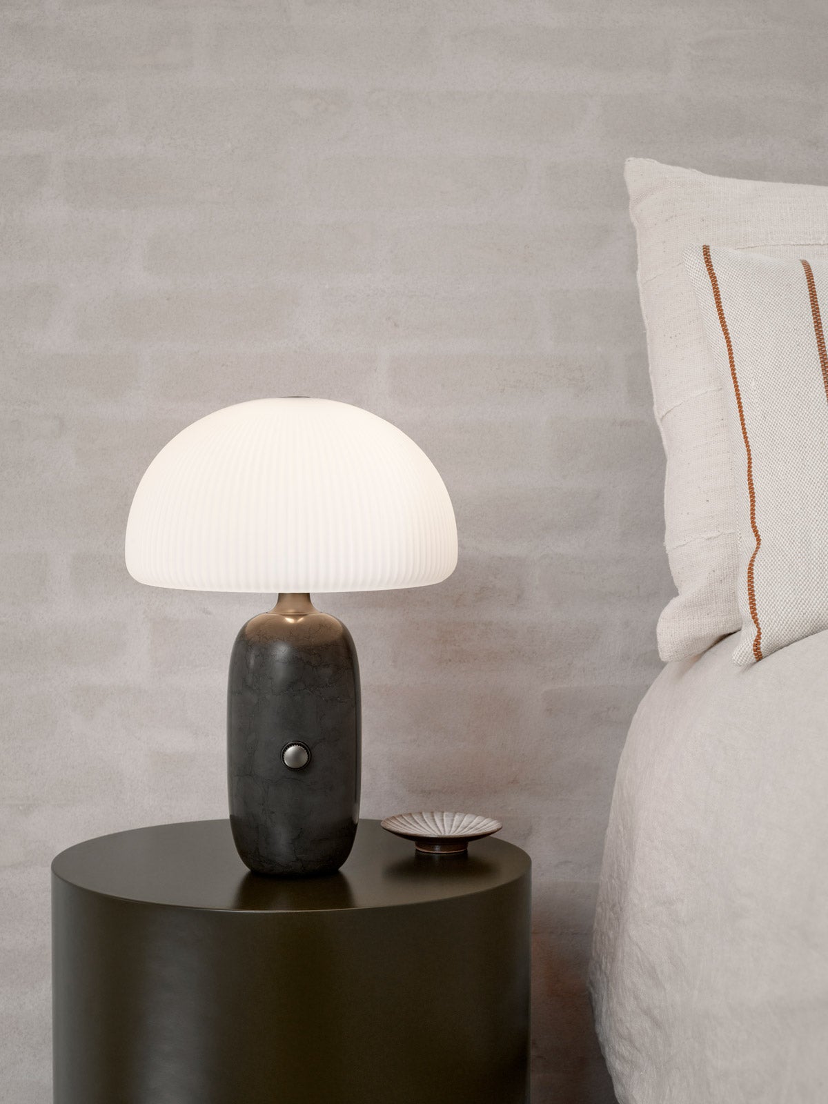 vipp-591-sculpture-table-lamp-small-dark-marble-lifestyle-01-high