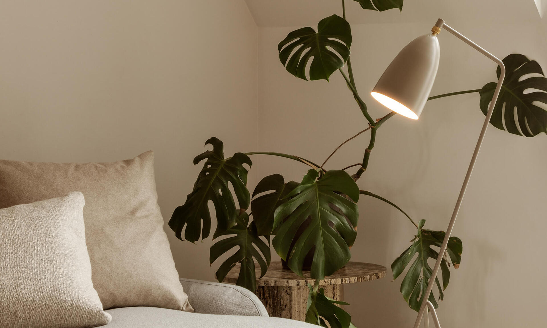 Golvlampor-Tibergs-Mobler.jpg Golvlampor-Tibergs-Mobler.jpg