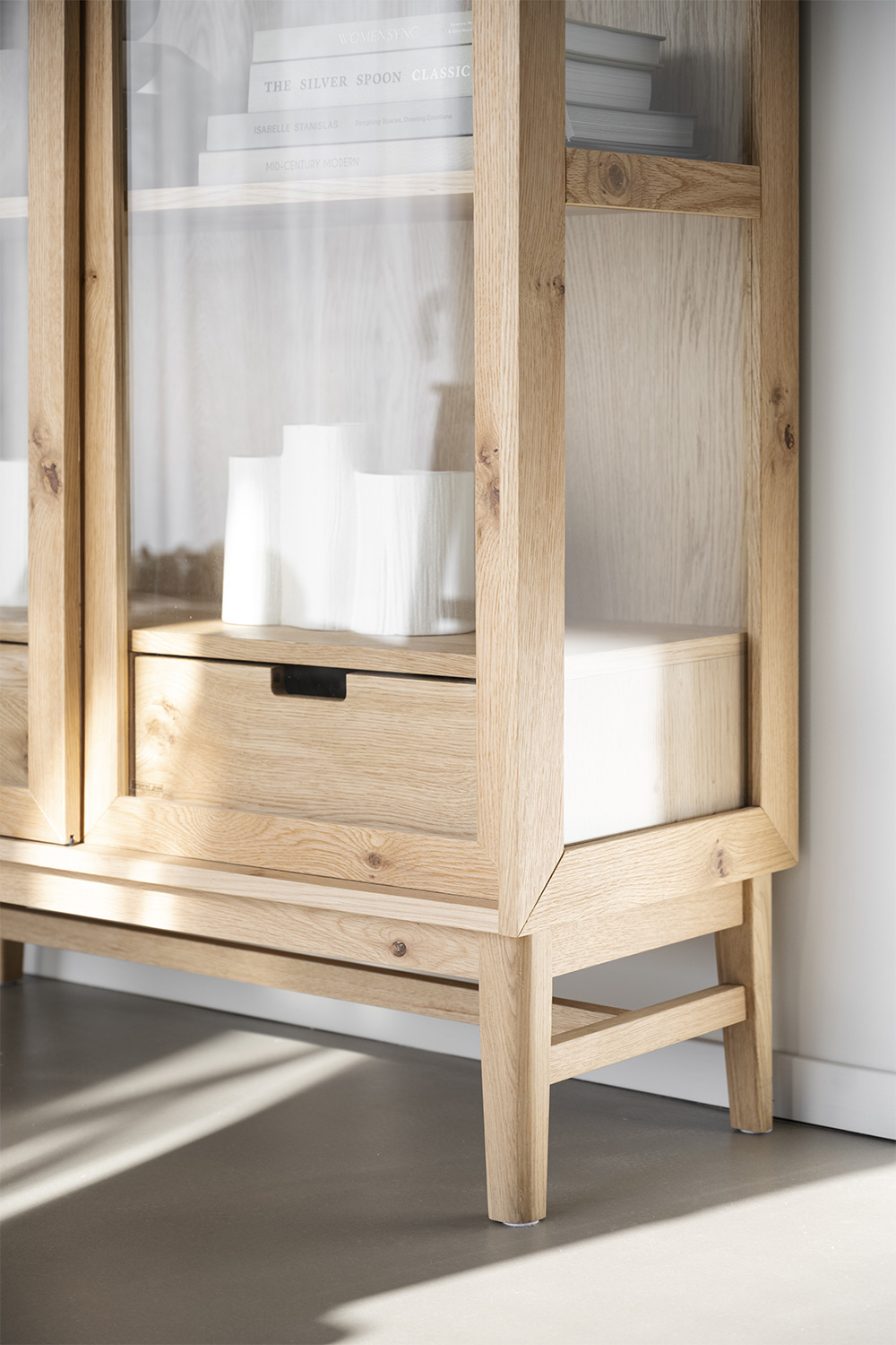 Hazelton-vitrin-vitpig-detalj-121152.jpg Hazelton-vitrin-vitpig-detalj-121152