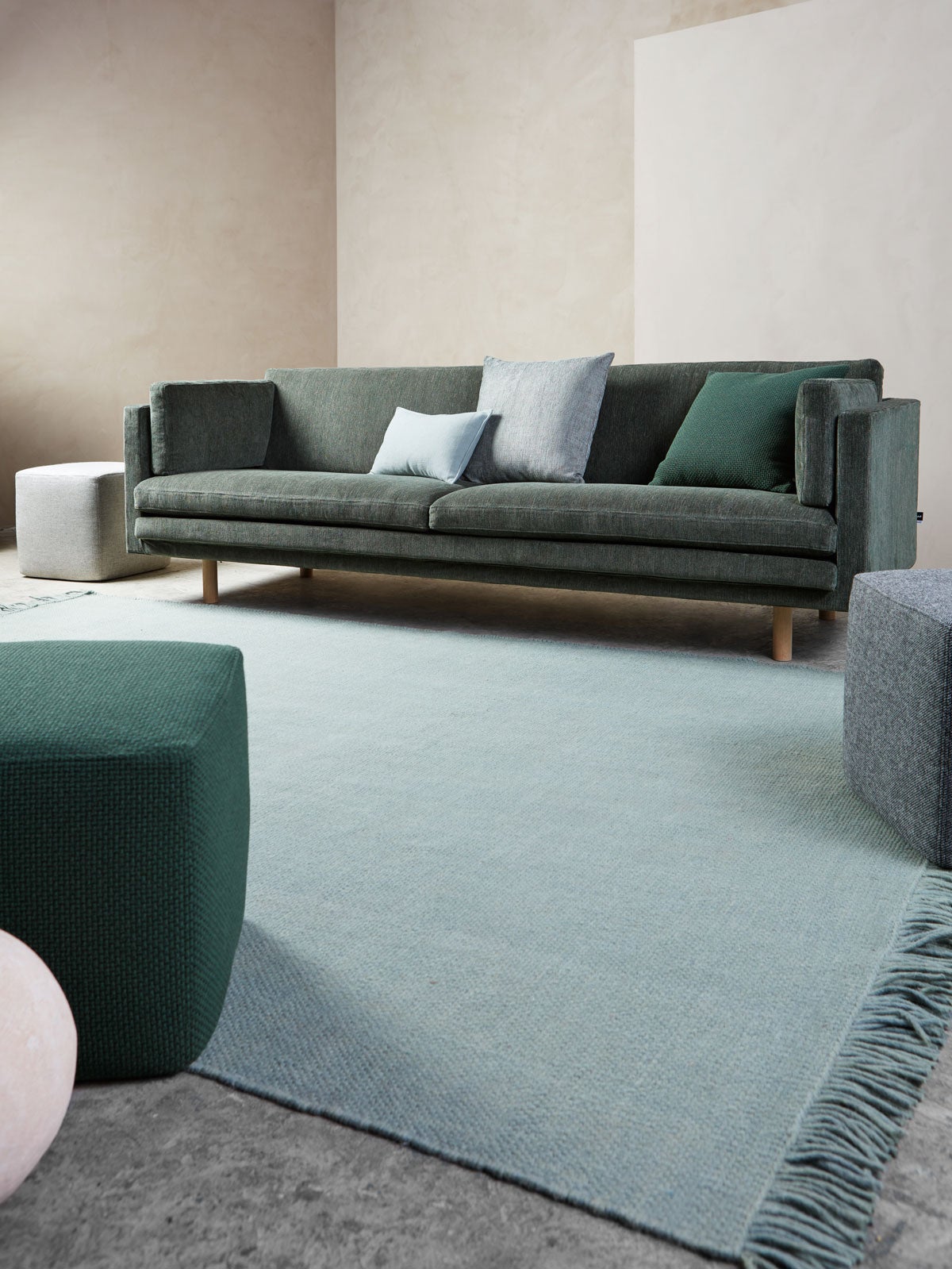 Juul-954-sofa-240x83-cm-Tobacco-09-and-899-footstools-113-carpet-ENVIR-0181