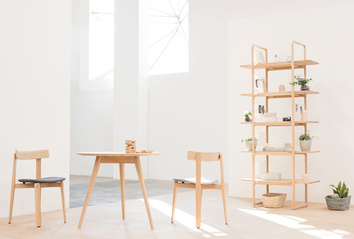 Muse-shelf-Nora-chair-Stafa-round-table-miljo