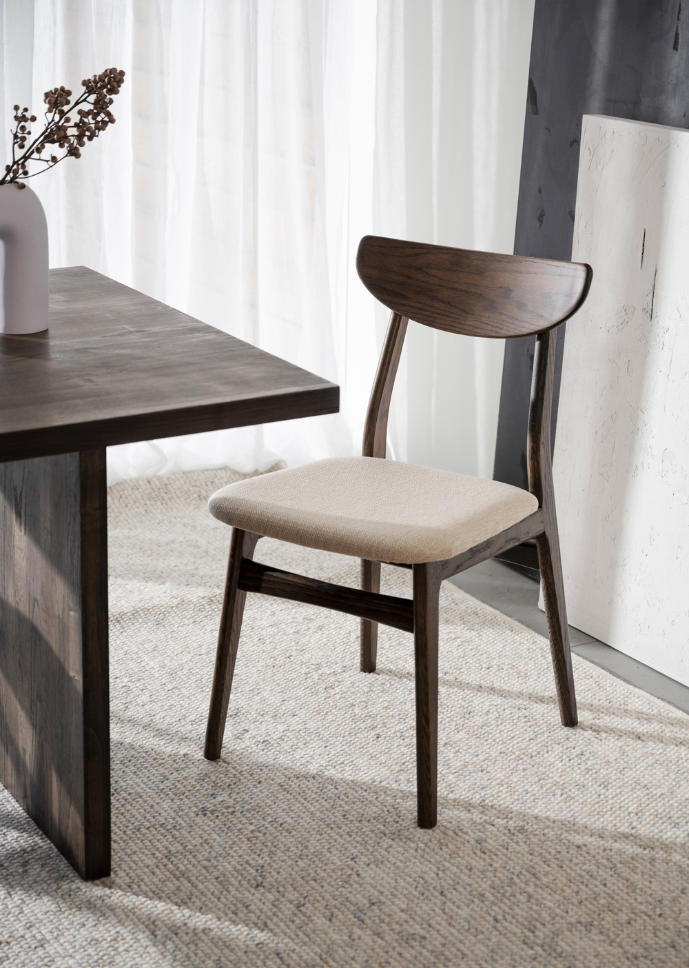 Emmett-matbord-120352-Rodham-stol-120067-brunek