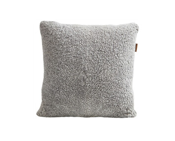Alice-Farskinnsskudde-50x50-Granit