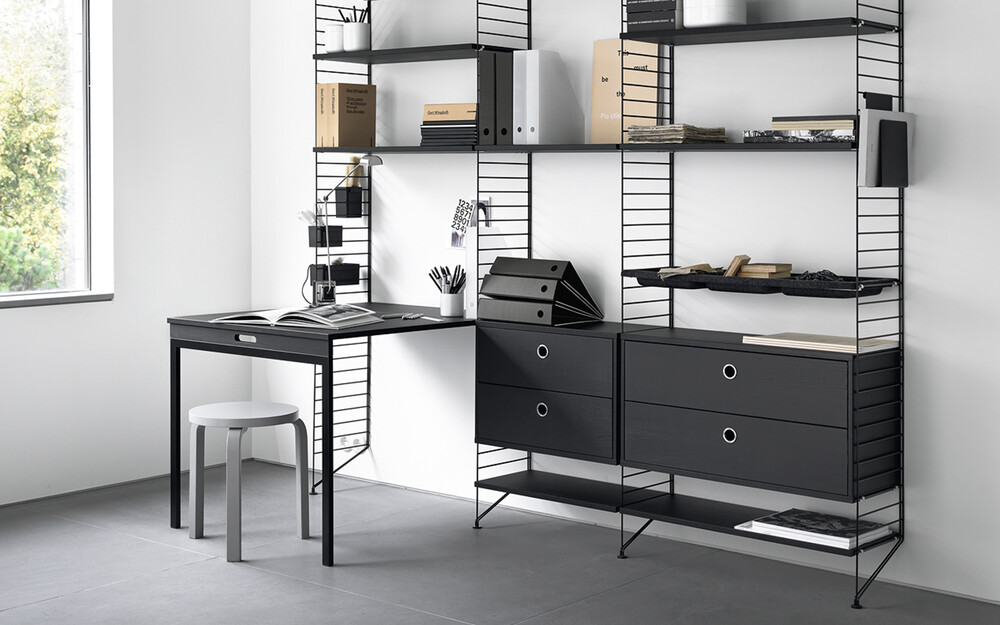 String_system-Svarta-hyllor-vardagsrum-hemmakontor-skrivbord_Liggande-1.jpg String_system-Svarta-hyllor-vardagsrum-hemmakontor-skrivbord_Liggande-1