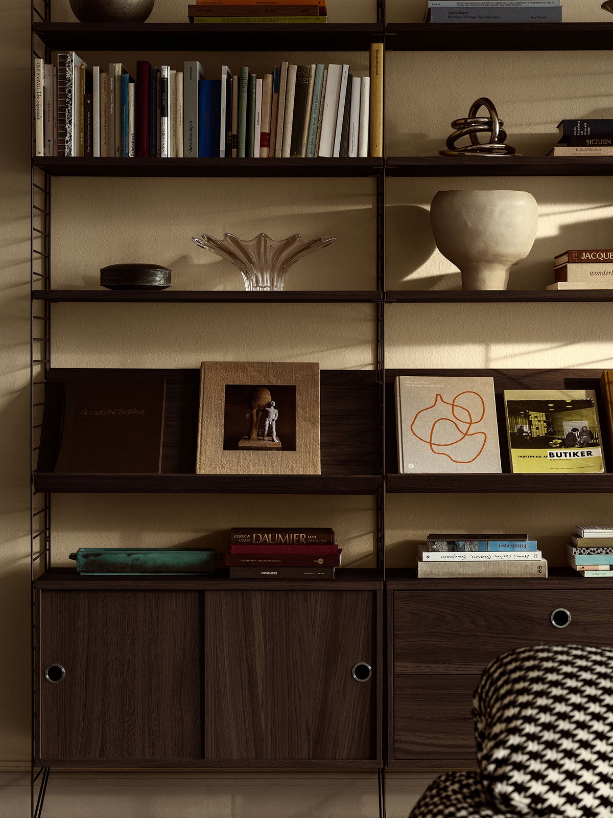 String System med moduler i mørk eg og mørkebrune gulvgavle i stue