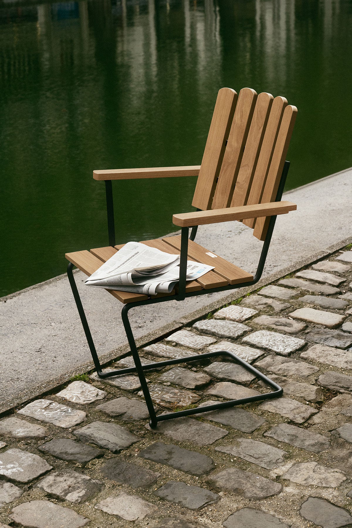 Grythyttan-A2-Fatolj-Teak-Svart-Miljo_1