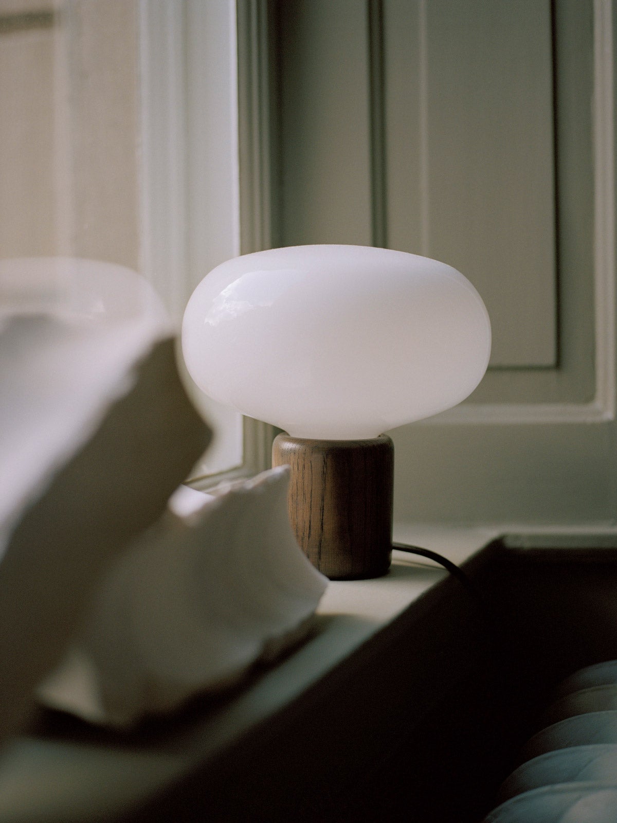 Karl-Johan-Table-Lamp_Smoked-Oak-w