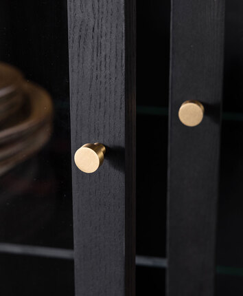 Ant-Vitrinskåp-Svartoljad-Ask-Miljöbild_03