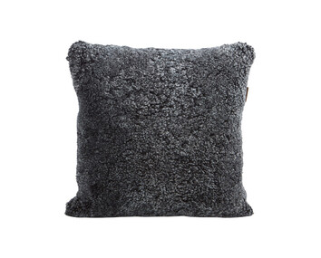 Alice-Farskinnsskudde-50x50-Svartgrafit