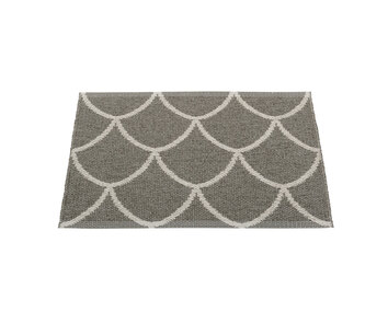 pappelina_kotte_charcoal_70x50_fram