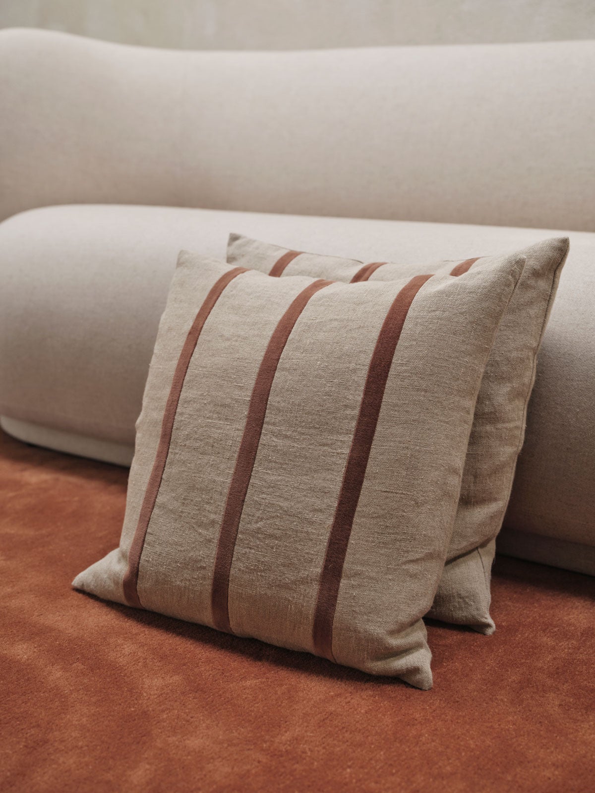 Ferm-Living-Senti-Kudde-Linen-Carob-Brown-Miljo