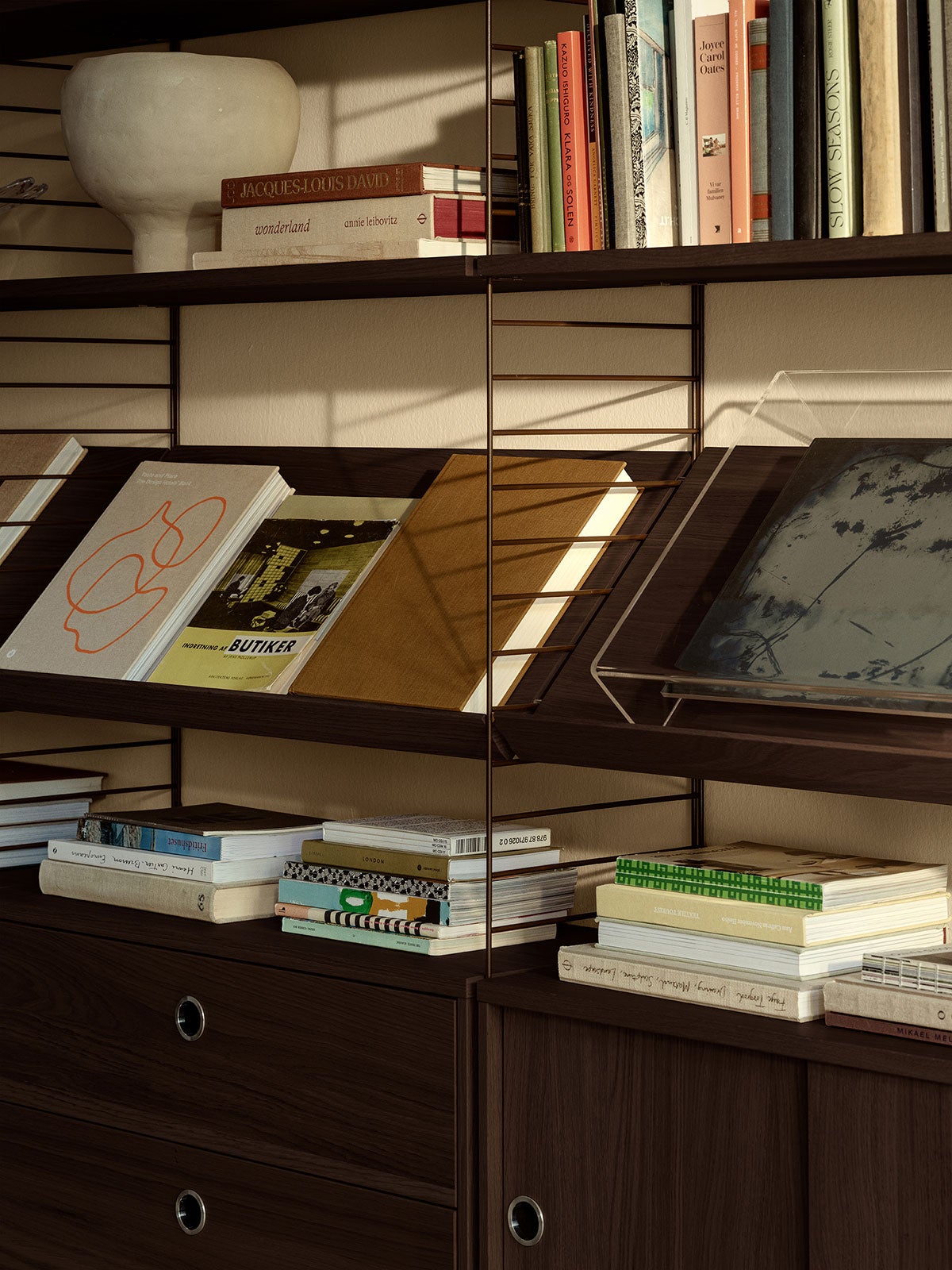 String System med moduler i mørk eg og mørkebrune gulvgavle i stue