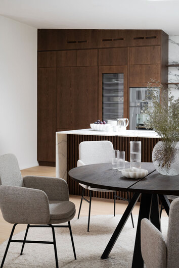 Conklin-Karmstol-Ljusbeige-Svart-Metall-Miljo