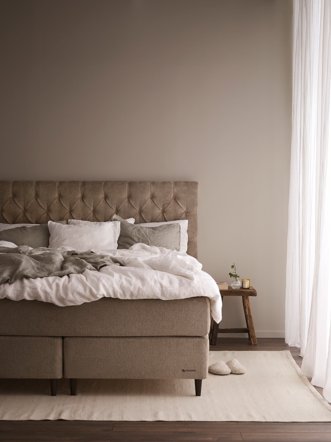 Harmonisk soveværelse med Family Lyx kontinentalseng 180x200 i Osby Gråbrun stof