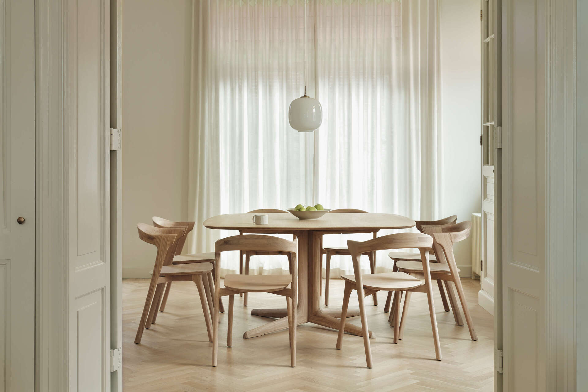 Corto-matbord-Bok-stol-miljo-ethnicraft.jpg Corto-matbord-Bok-stol-miljo-ethnicraft