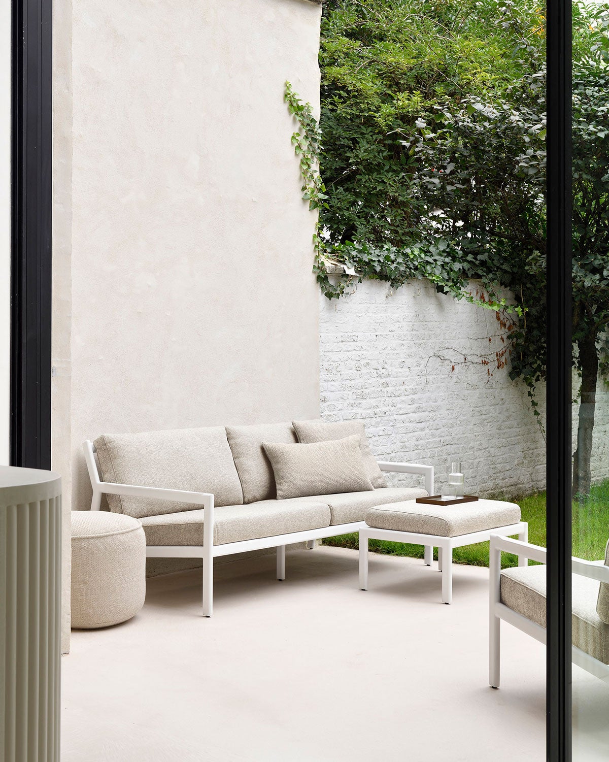 Jack 2-personers udendørssofa til din terrasse! Lavet af aluminium med Neutral-polstring fra Ethnicraft.
