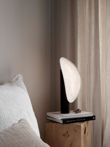 New-Works_Spring-2022_Tense-Portable-Table-Lamp_Black_1