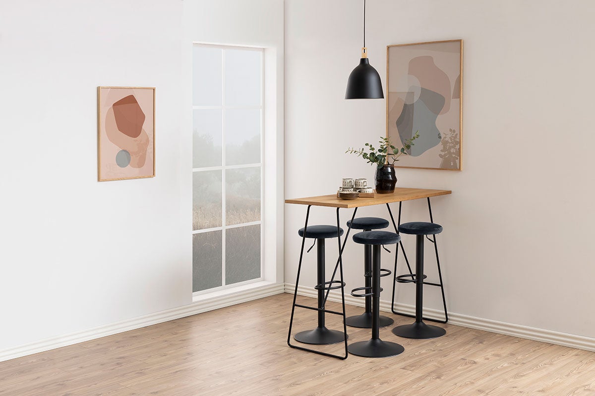 Fire Finch Barstole i stoffet Vic Mørkegrå som står rundt om et rektangulært barborde i træ