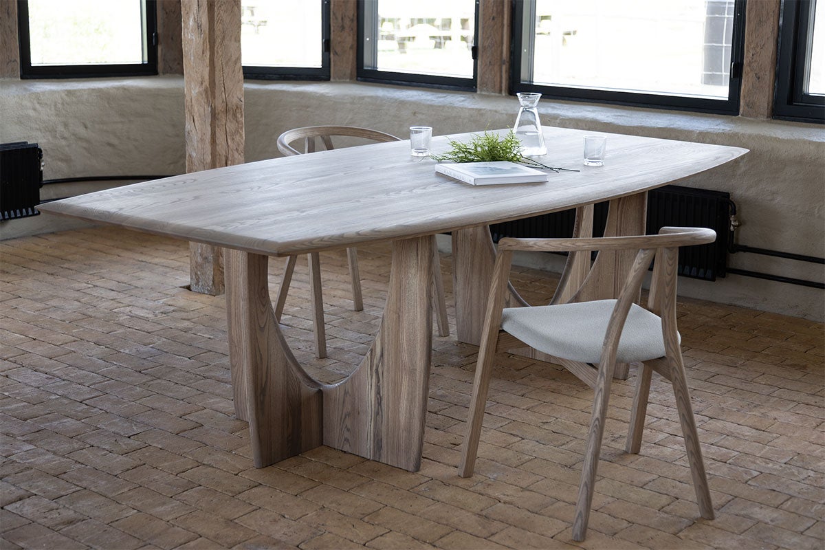Longboat Spisebord 240x120 i gråbrunolieret ask med to spisestole