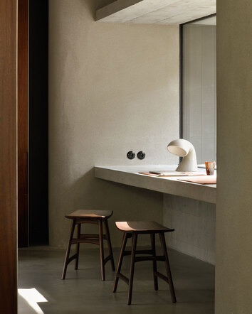 Osso-Pall-Brunlackad-Teak-Miljo