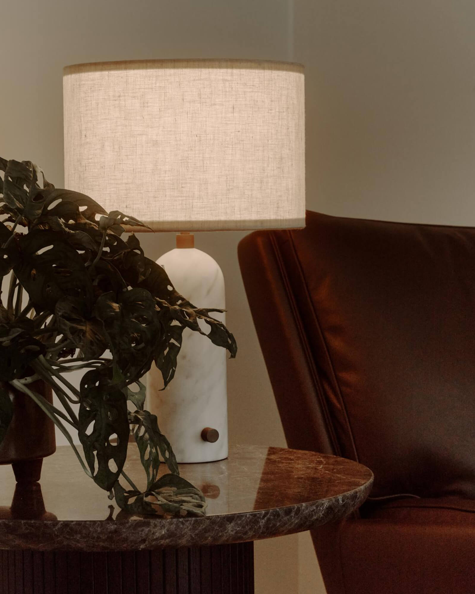 Gubi-gravity-bordslampa.jpg Gubi-gravity-bordslampa.jpg