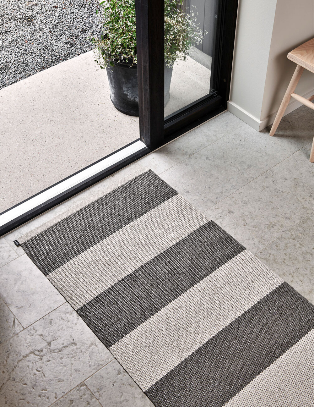 Pappelina-Bob-Gangmatta-Linen-Charcoal-Miljo_1.jpg Pappelina-Bob-Gangmatta-Linen-Charcoal-Miljo_1