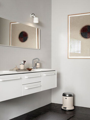 Vipp-9-Soap-Dispenser-Beige-Miljo-Vagghangd