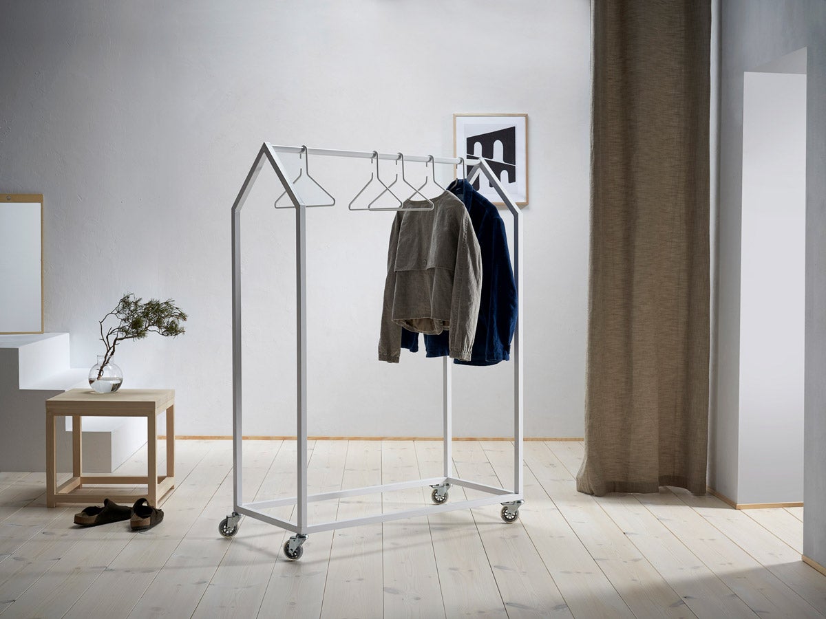 Clothing-House-Kladstallning-Vit-Miljo-Essem