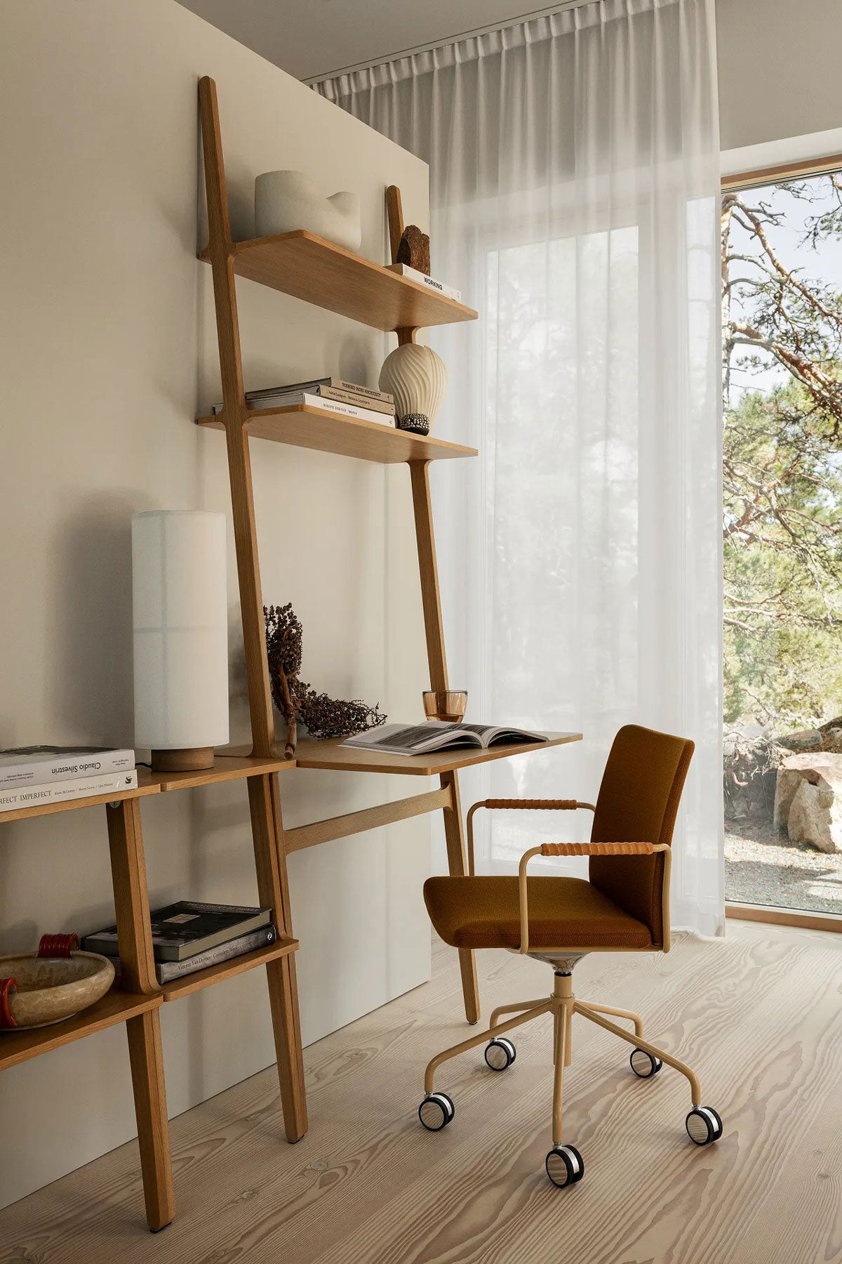 Stella-Karmstol-Hjul-Vid-Libri-Skrivbord-Miljöbild