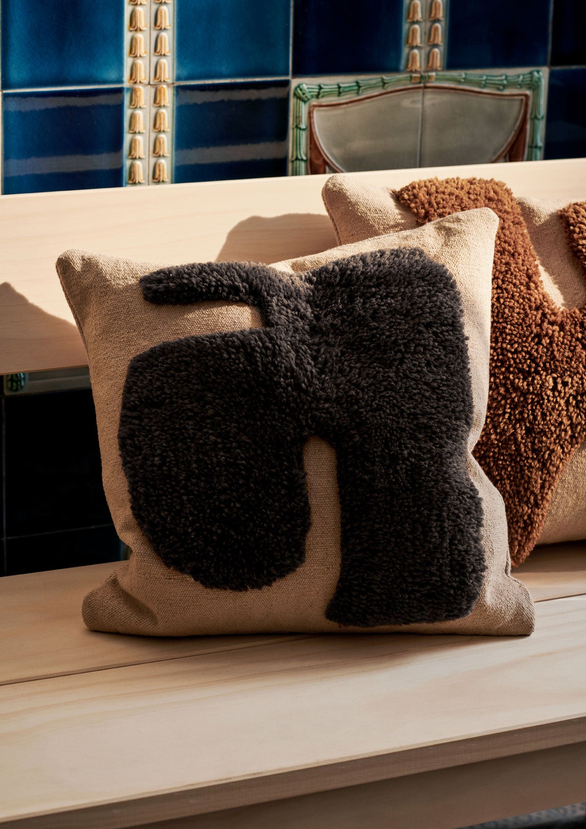 Ferm-Living-Lay-Kudde-Sand-Dark-Brown-Miljo