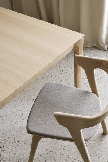 Bok-Stol-Ek-Tyg-Warm-Grey-Detalj