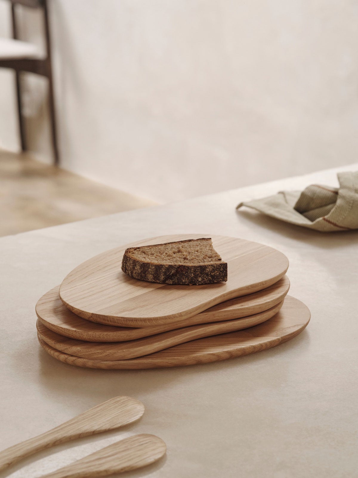 Ferm-Living-Cairn-Smorbricka-Ek-Miljo
